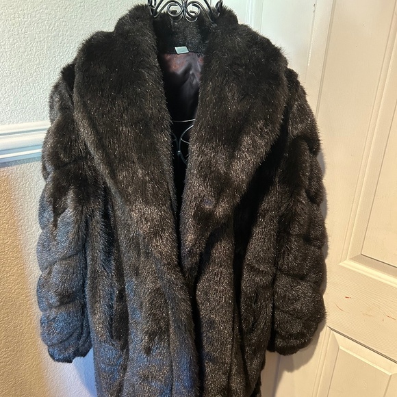 Made in USA Black Faux Fur Coat Deep Brown Highlights Size L Gorgeous Detail - Picture 3 of 10